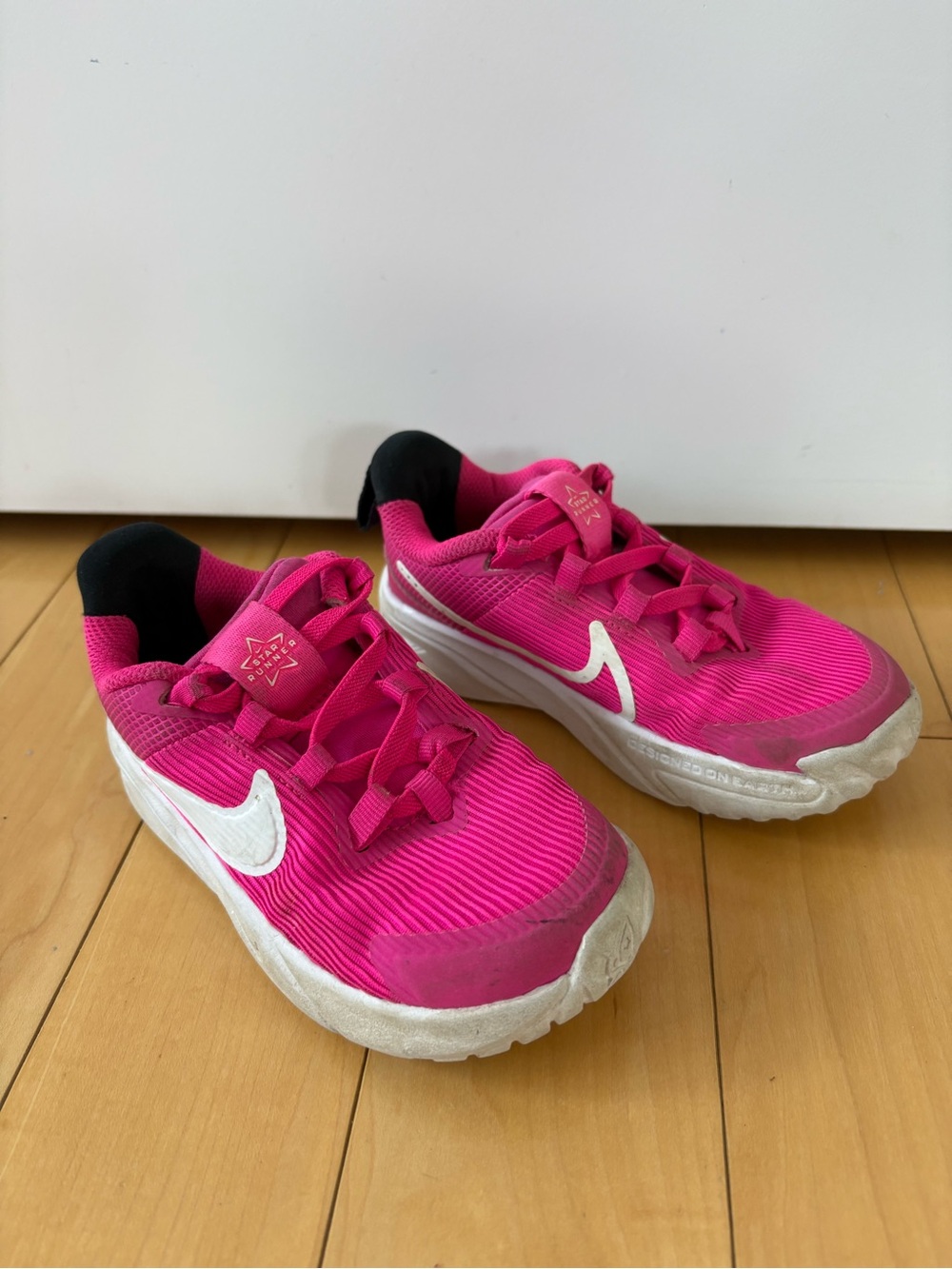 Nike Kids Sneakers Runners Size 9 Bright Pink White Swoosh